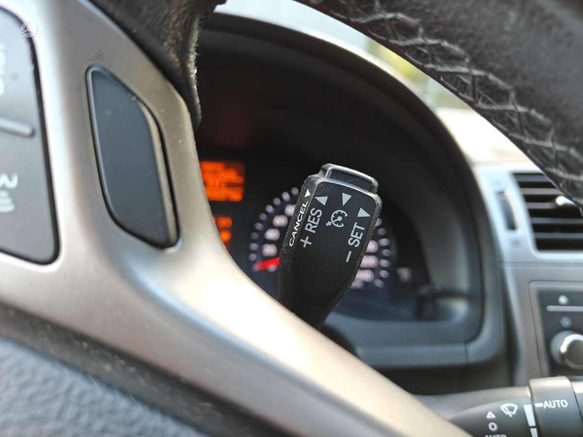 Toyota Avensis 2012 — photo 25