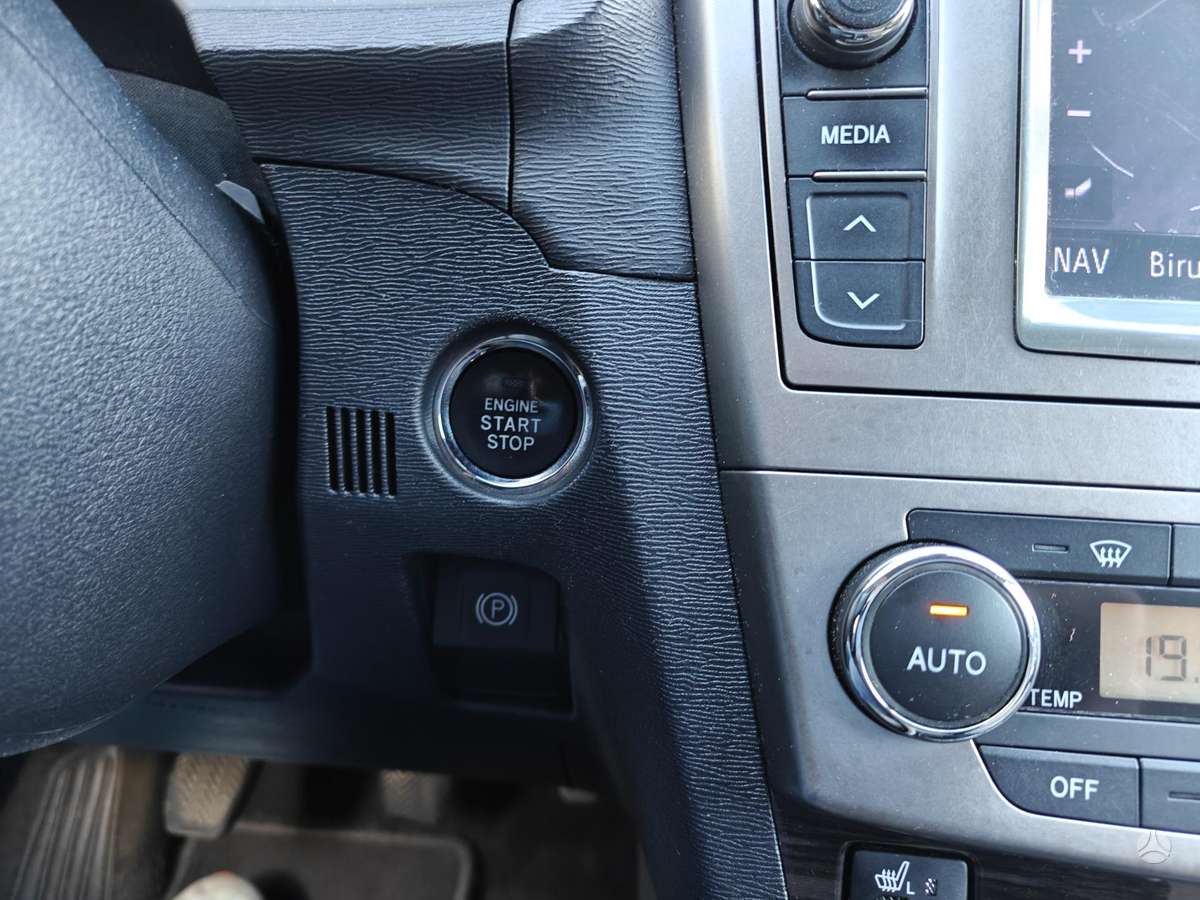 Toyota Avensis 2012 — photo 26