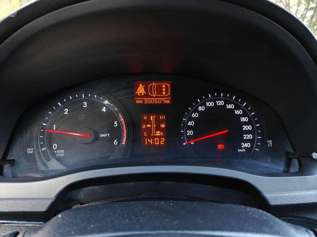 Toyota Avensis 2012 — photo 27
