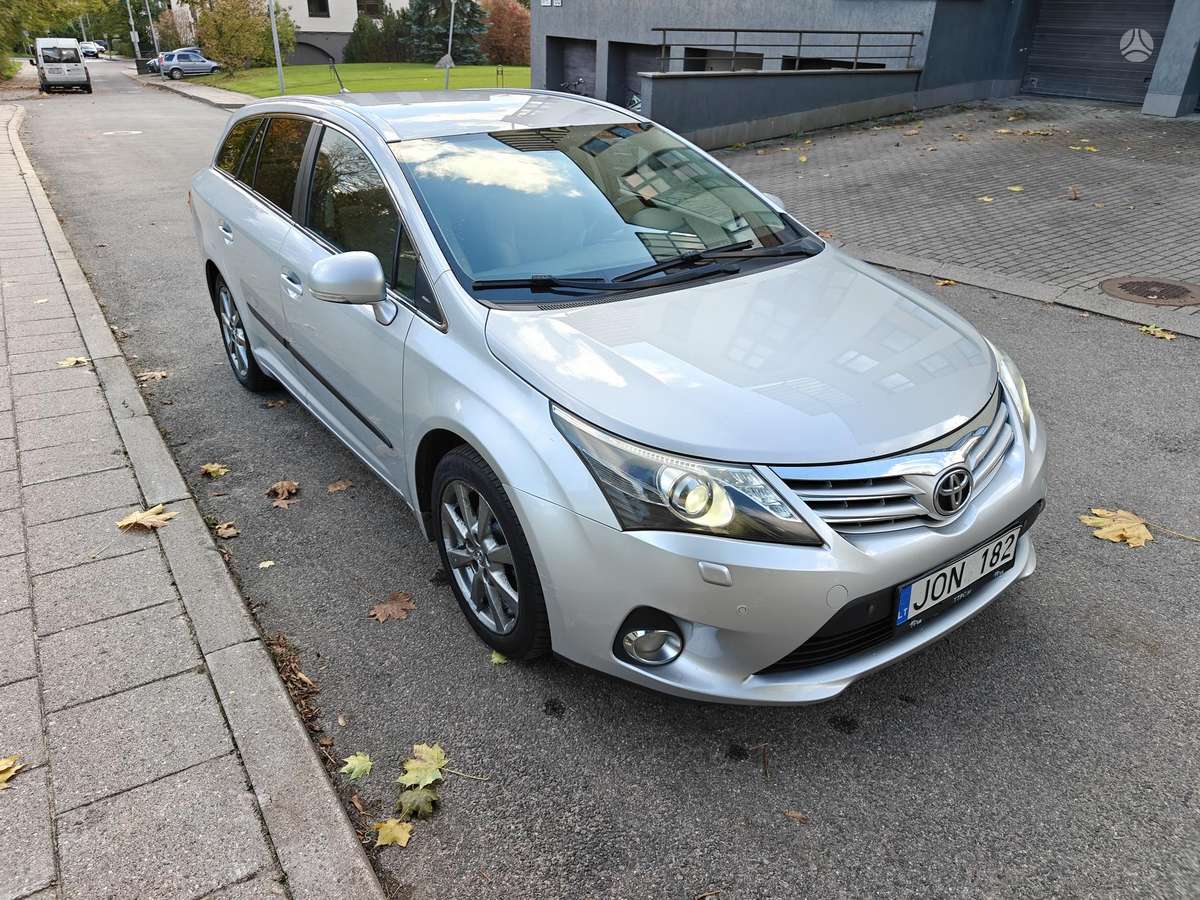 Toyota Avensis 2012 — interior