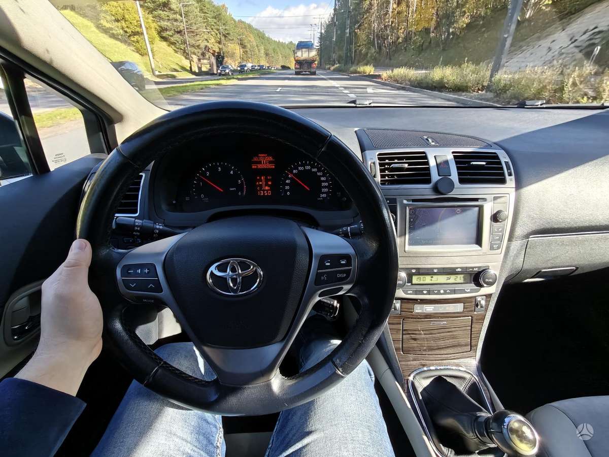 Toyota Avensis 2012 — photo 30
