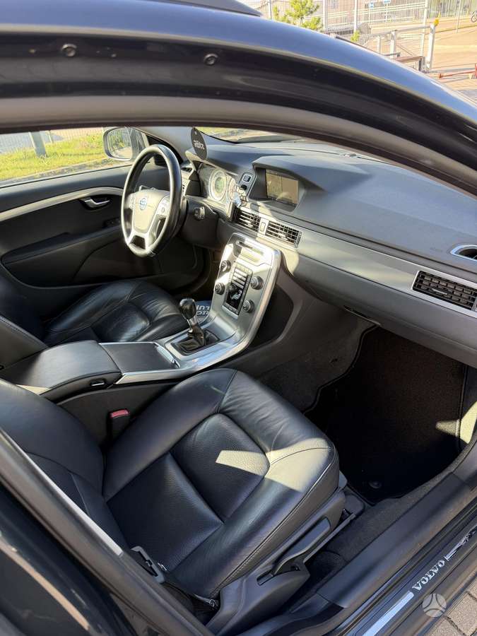 Volvo V70 2012 — photo 16