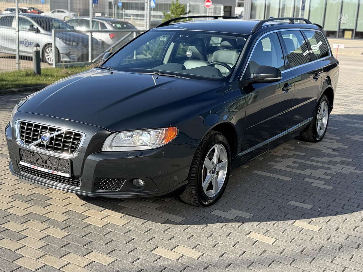 Volvo V70 2012 — rear view