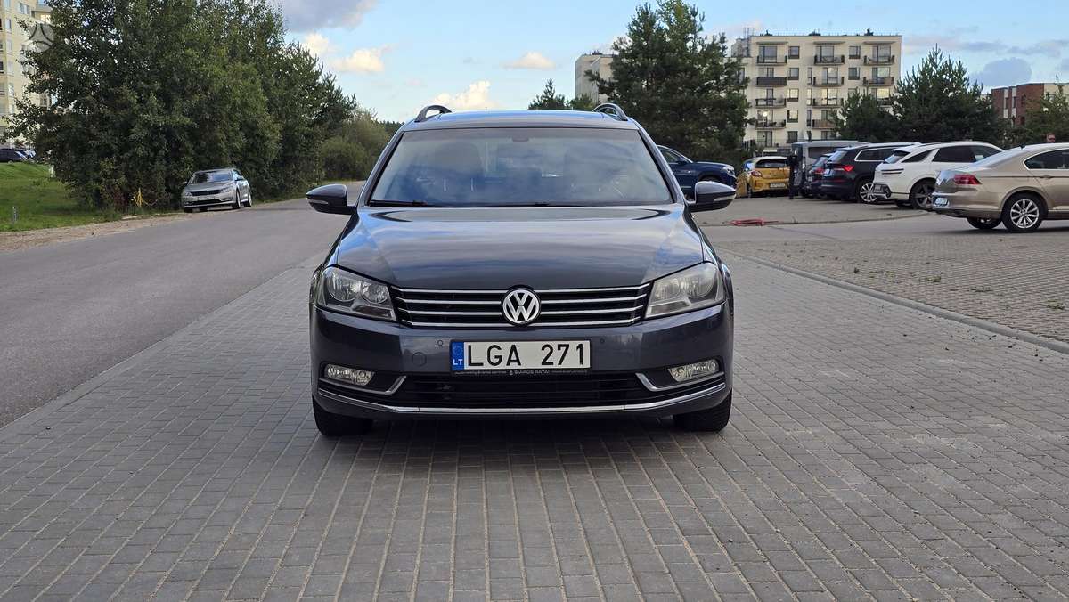 Volkswagen Passat 2011 — rear view