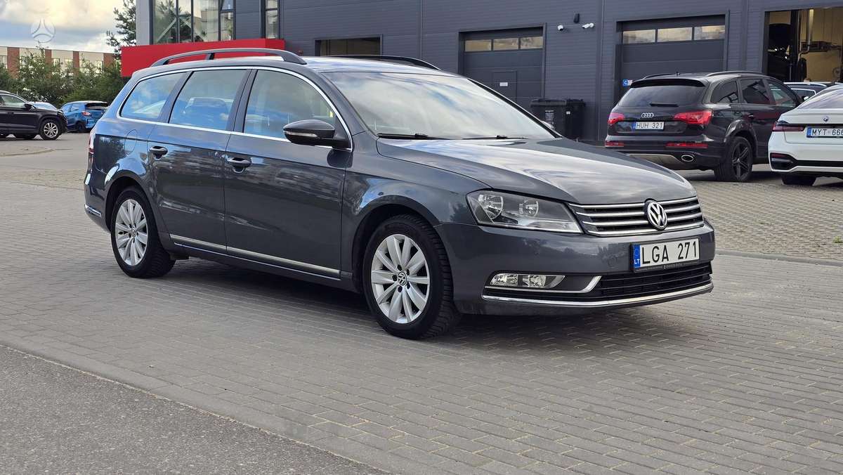 Volkswagen Passat 2011 — interior