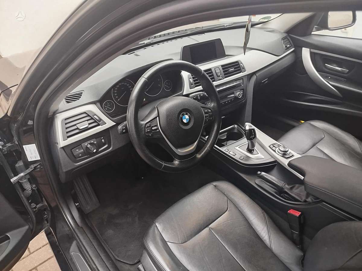 BMW 318 2013 — photo 17