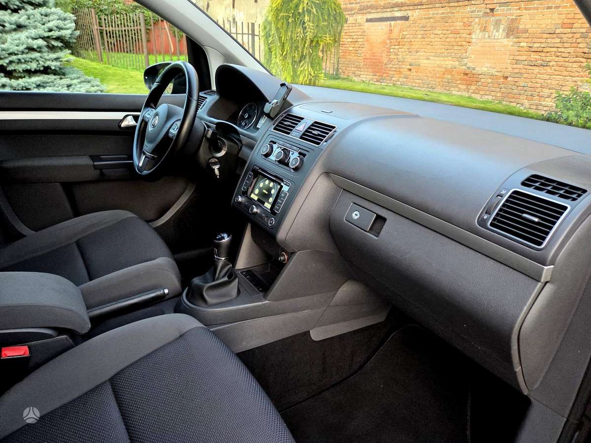 Volkswagen Touran 2015 — photo 24