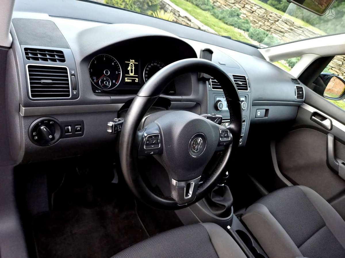 Volkswagen Touran 2015 — photo 31