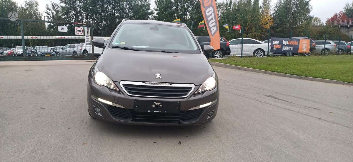 Peugeot 308 2014 — вигляд ззаду