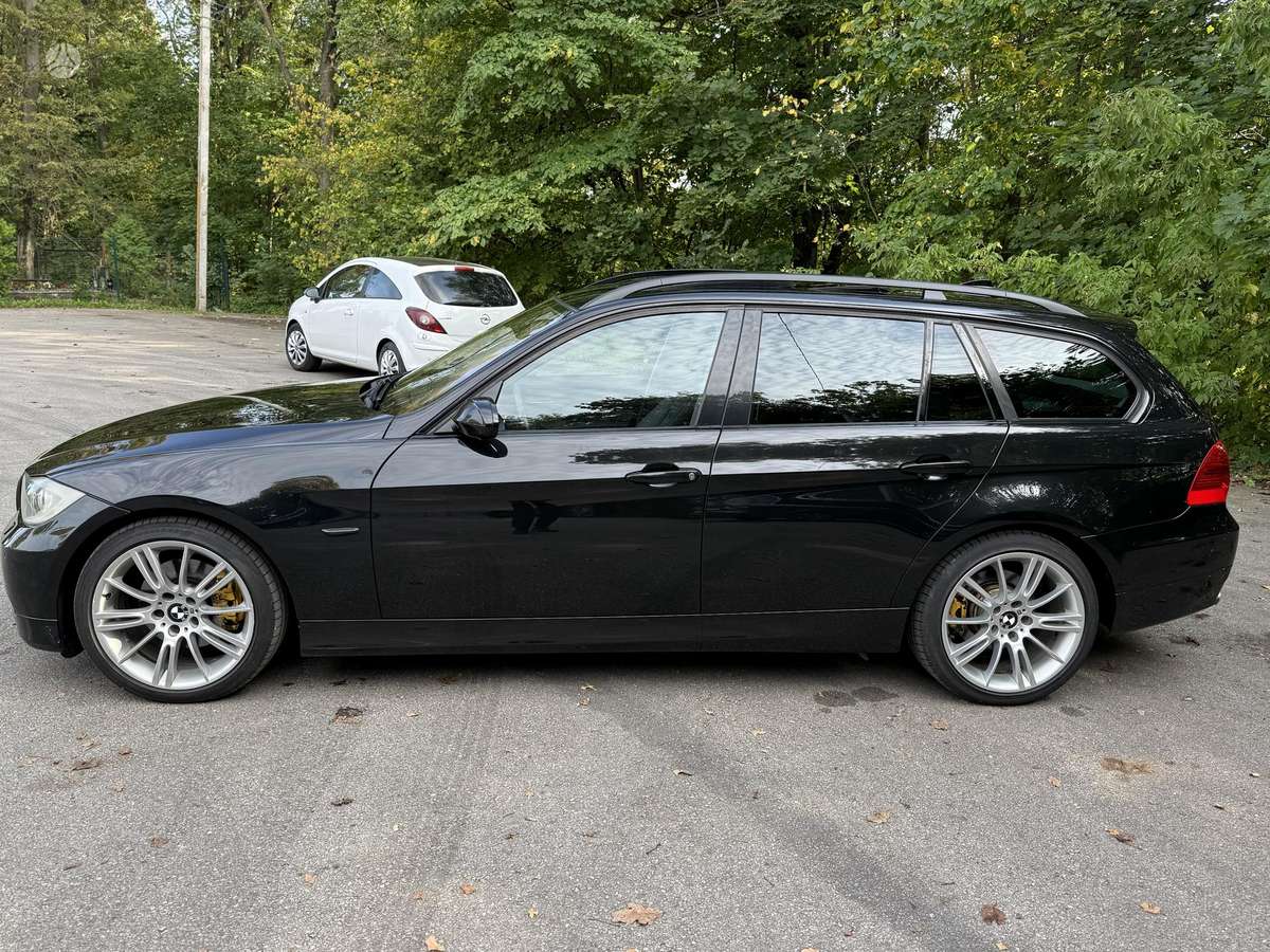BMW 320 2007 — салон
