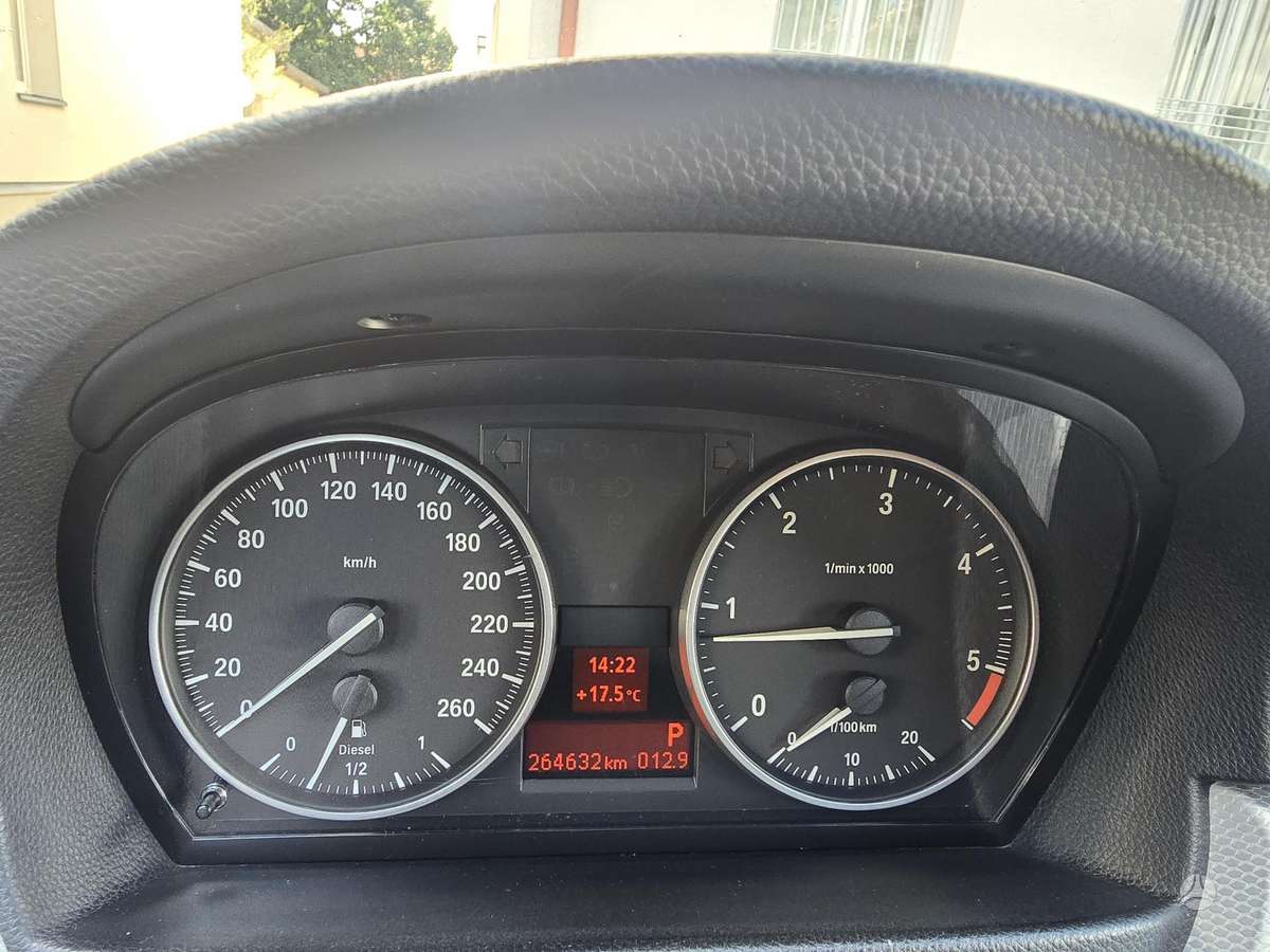 BMW 320 2011 — photo 18