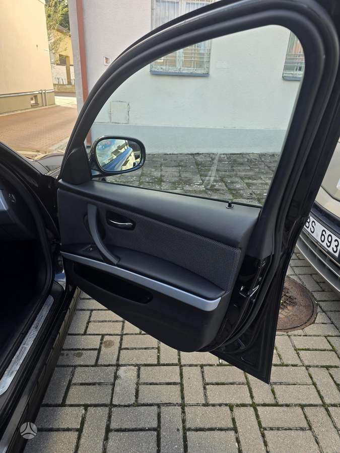 BMW 320 2011 — photo 21