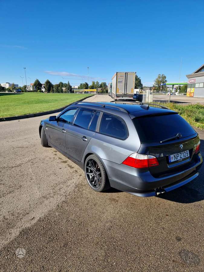 BMW 525 2009 — вигляд ззаду