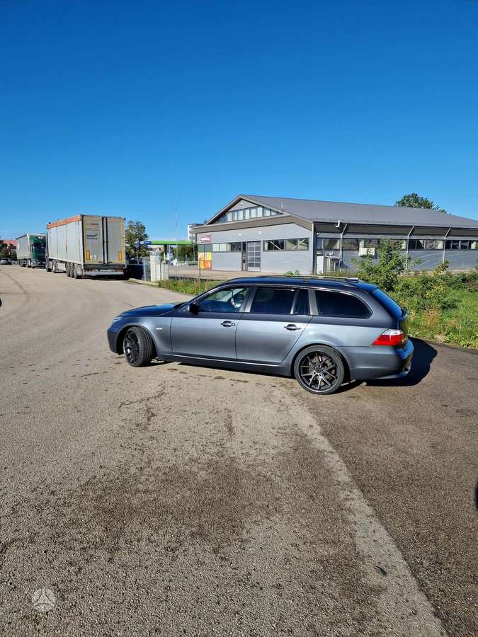 BMW 525 2009 — салон