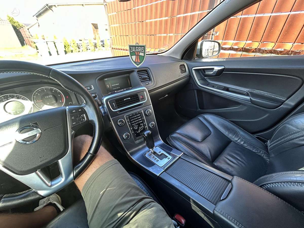Volvo V60 2012 — photo 12