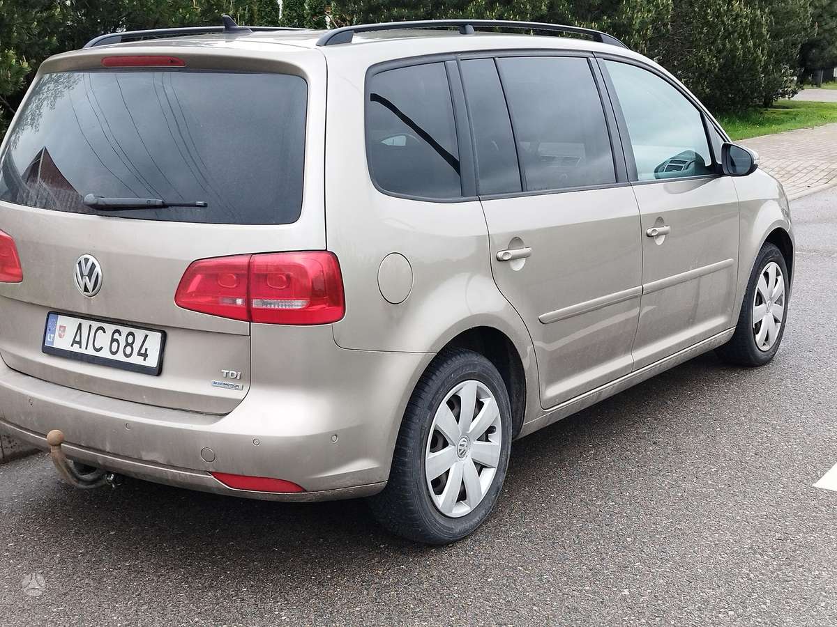 Volkswagen Touran 2013 — rear view