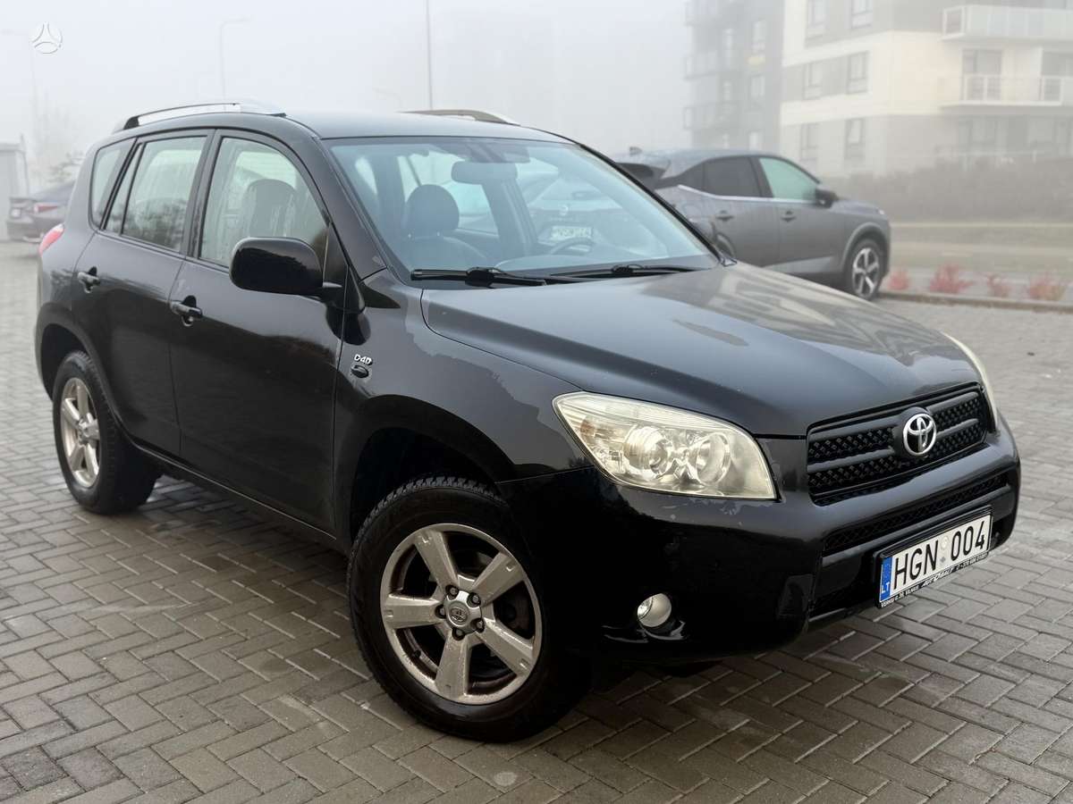 Toyota RAV4 2008 — rear view