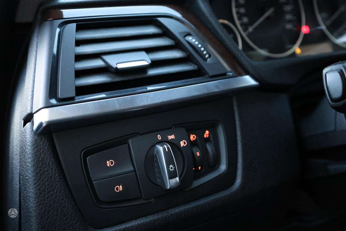 BMW 320 2013 — photo 17