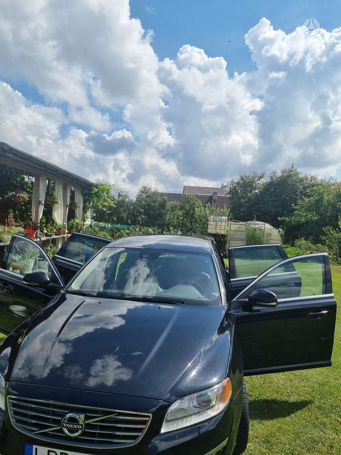 Volvo V70 2013 — rear view