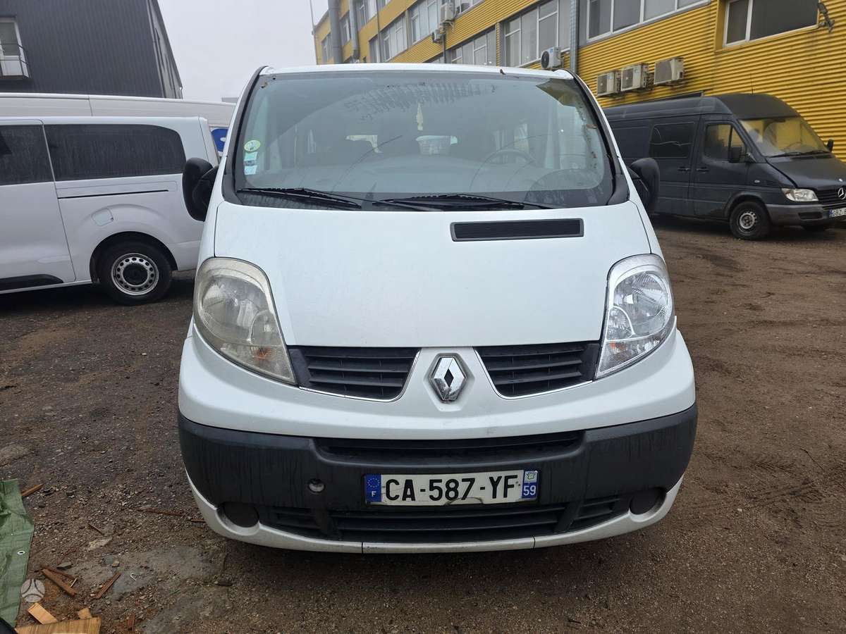 Renault Trafic 2012 — rear view