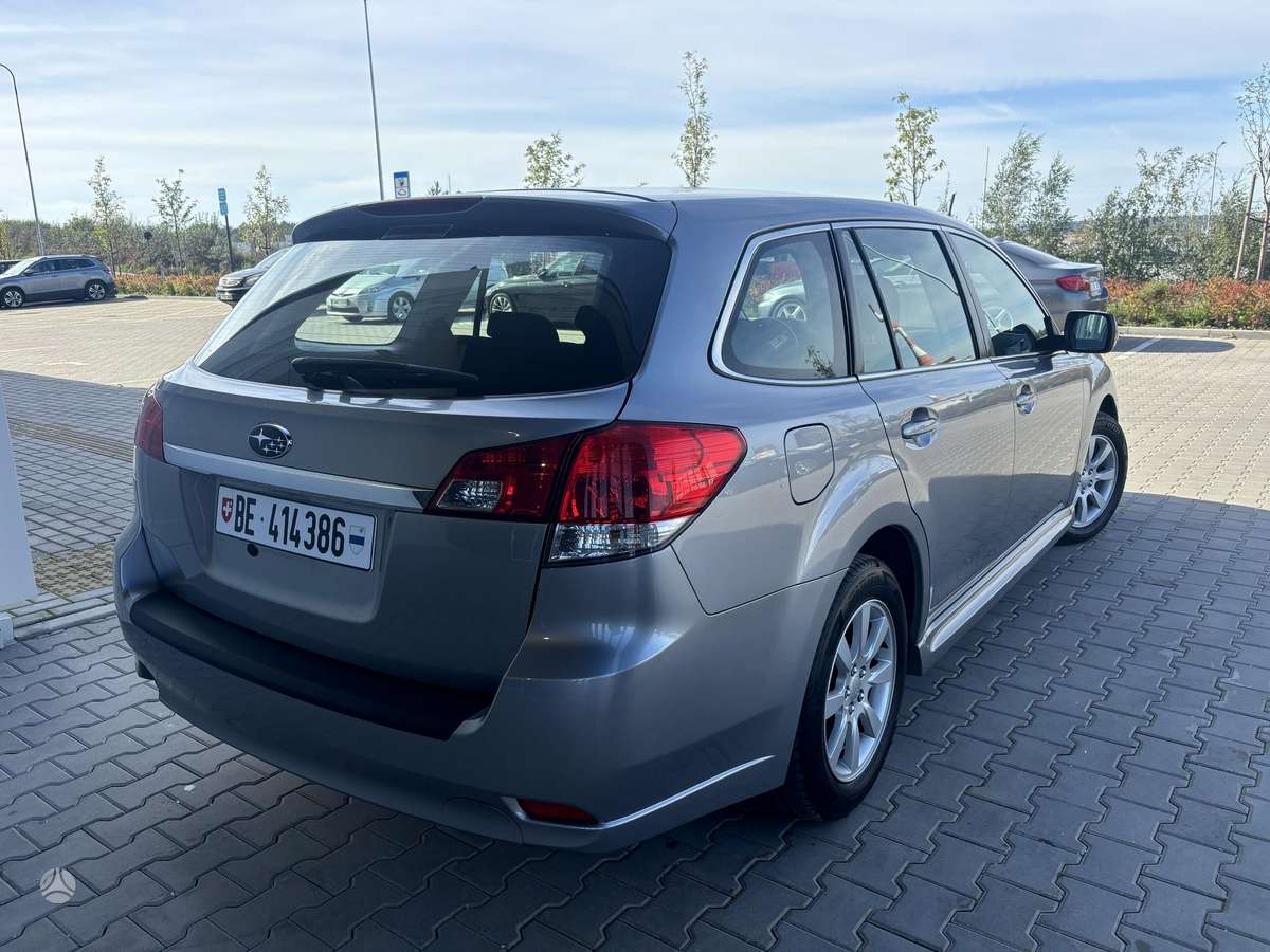 Subaru Legacy 2010 — interior
