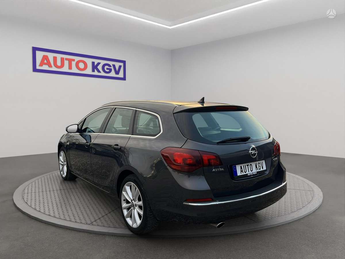 Opel Astra 2014 — interior