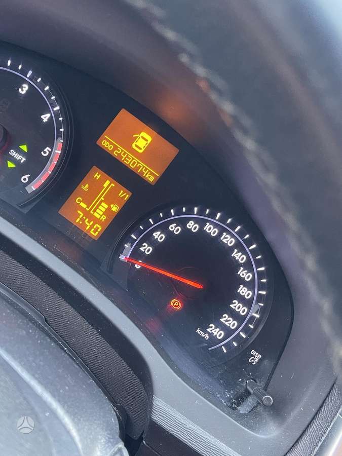 Toyota Avensis 2013 — photo 10