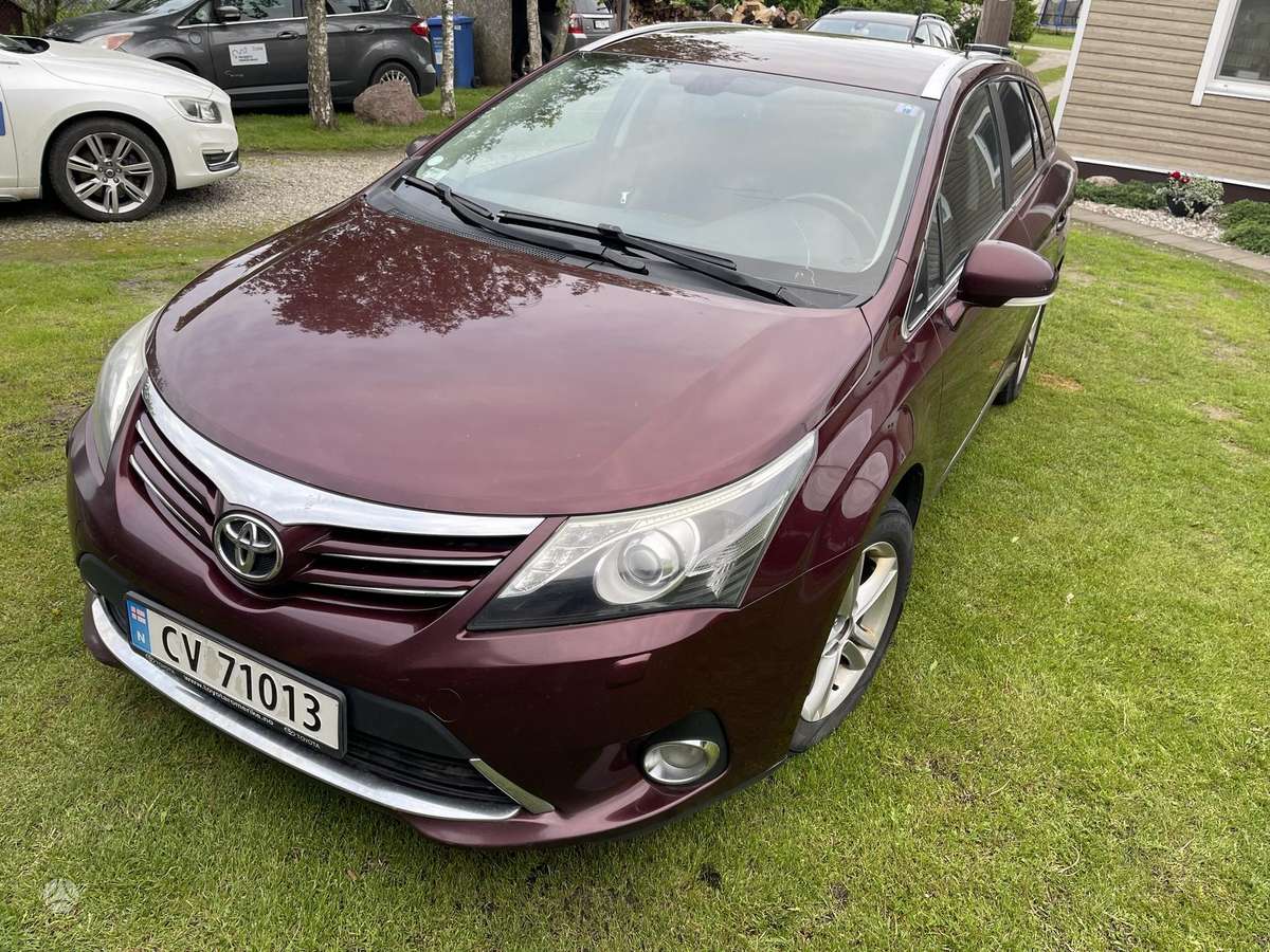 Toyota Avensis 2013 — rear view