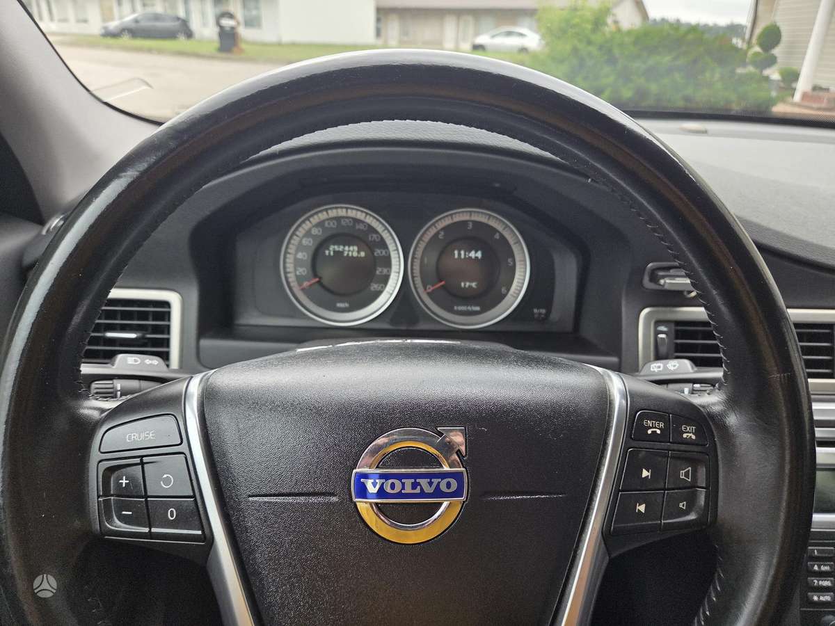 Volvo V70 2011 — photo 13