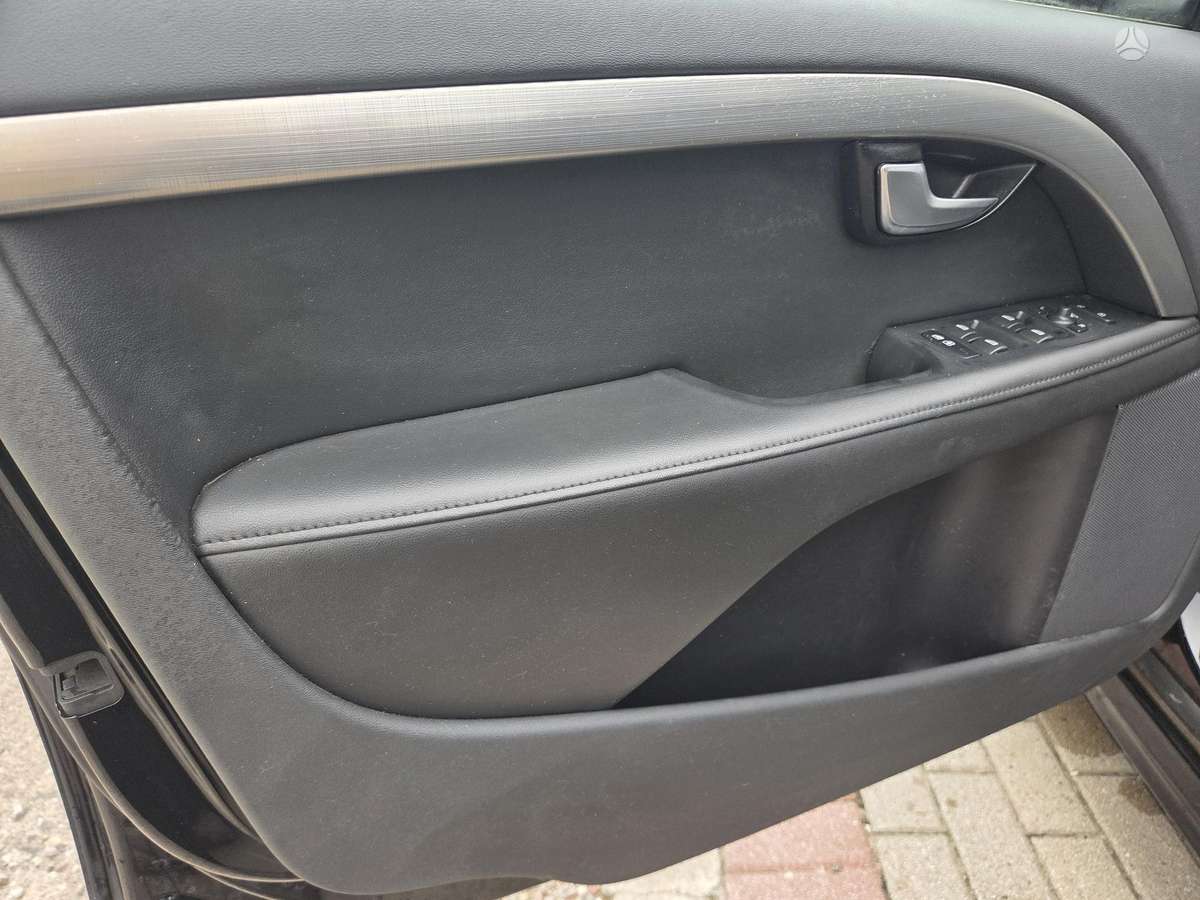 Volvo V70 2011 — photo 15