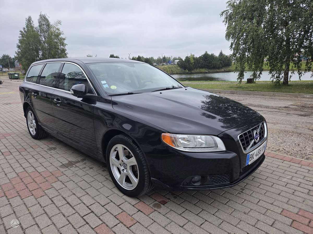 Volvo V70 2011 — interior
