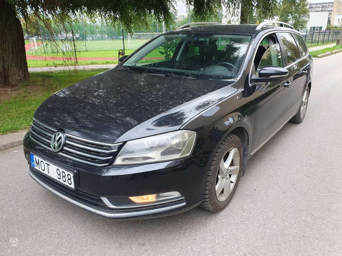 Volkswagen Passat 2012 — rear view