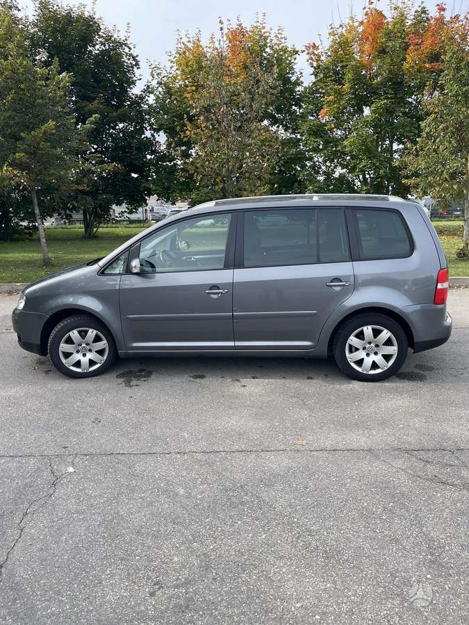 Volkswagen Touran 2005 — вигляд ззаду