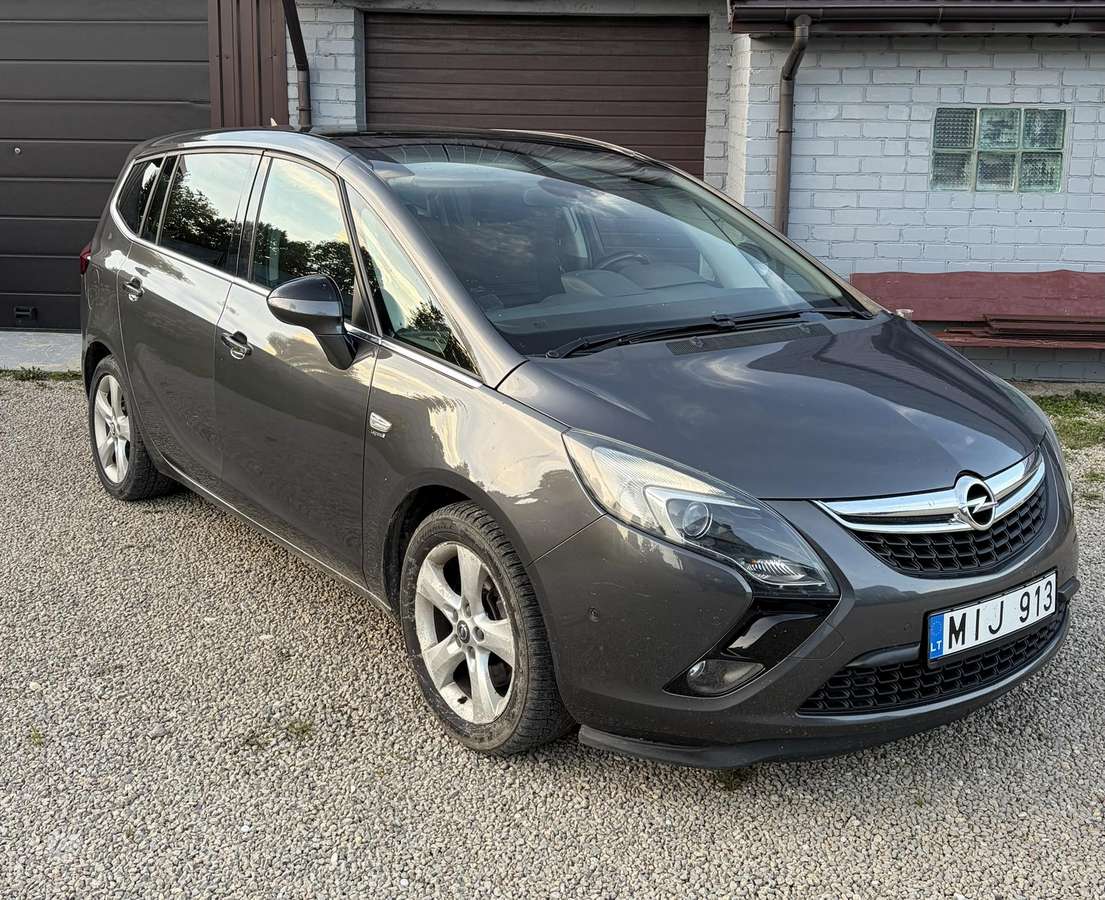 Opel Zafira 2012 — rear view