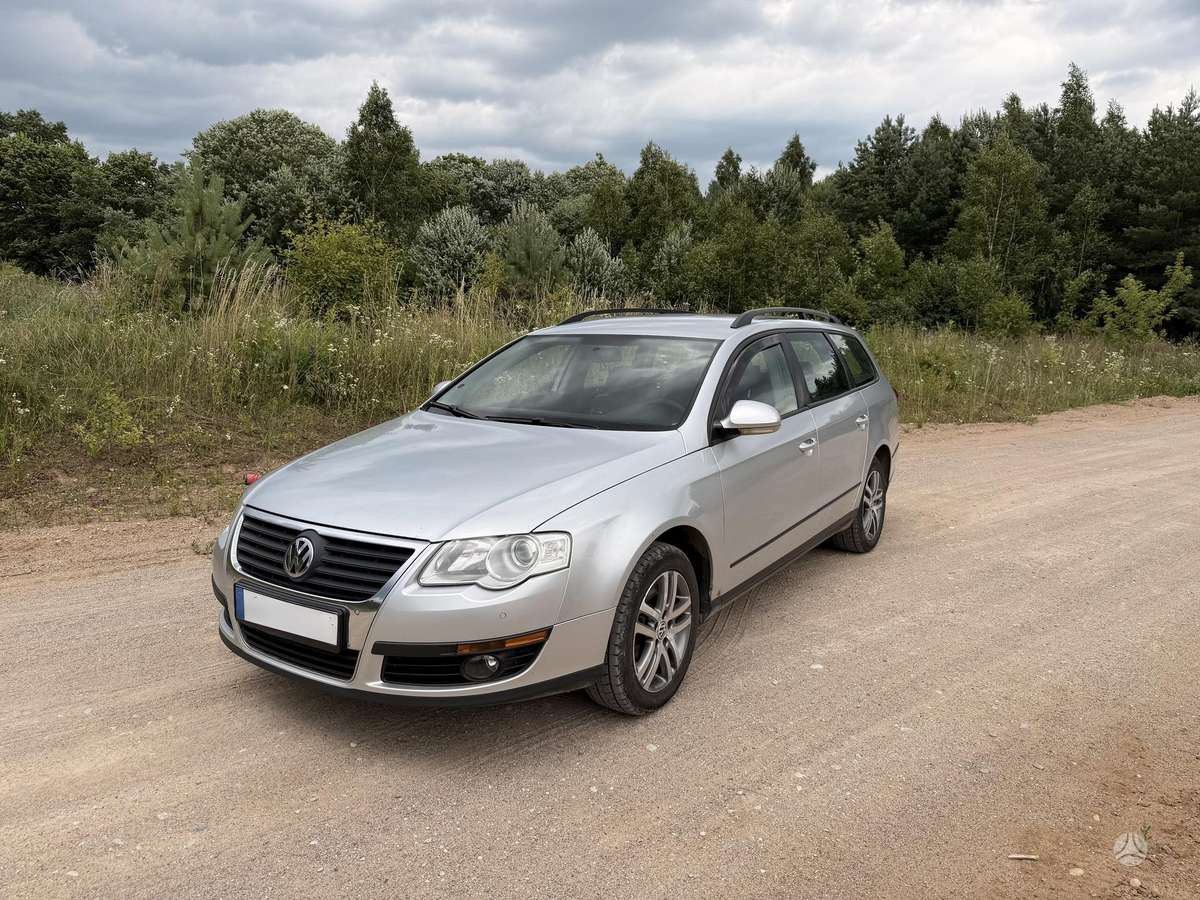 Volkswagen Passat 2010 — rear view