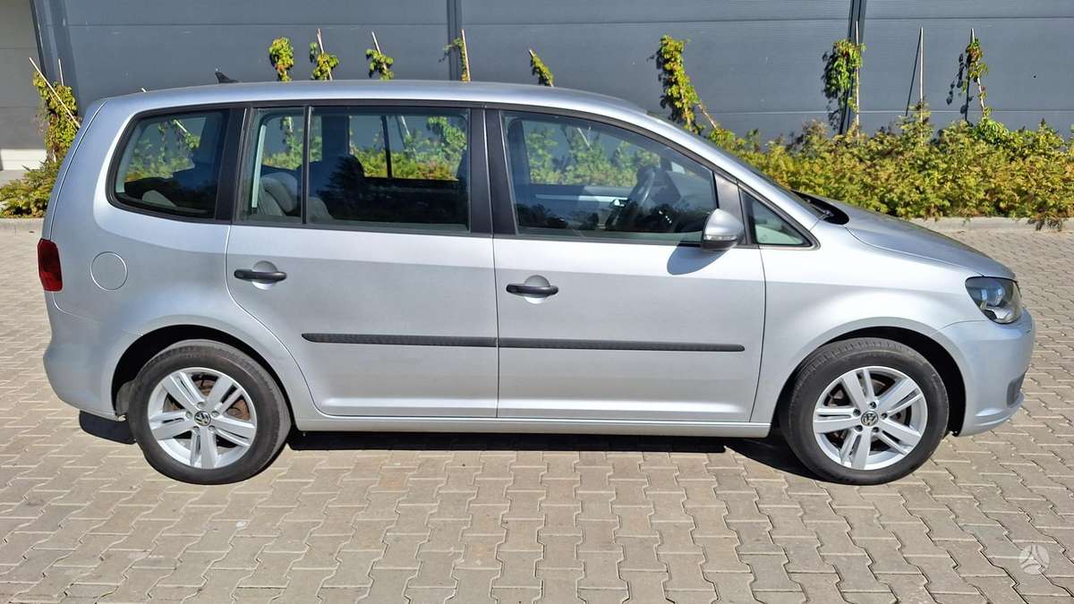 Volkswagen Touran 2013 — салон