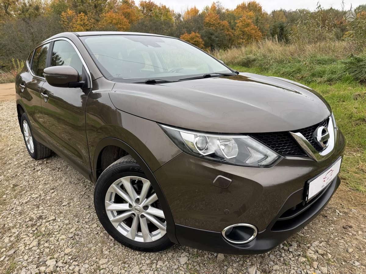 Nissan Qashqai 2015 — rear view