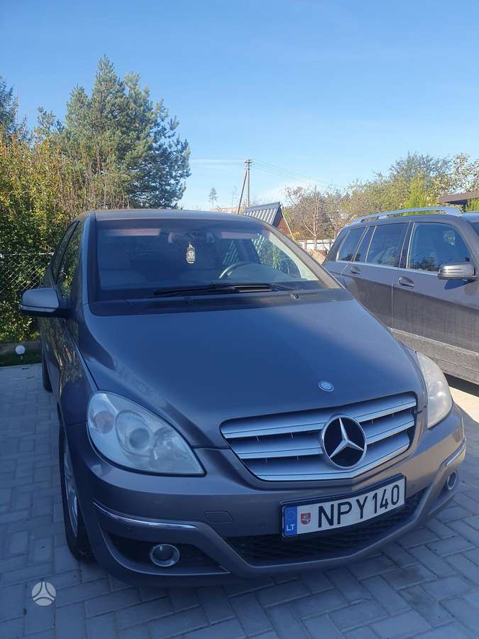 Mercedes-Benz B200 2010 — interior