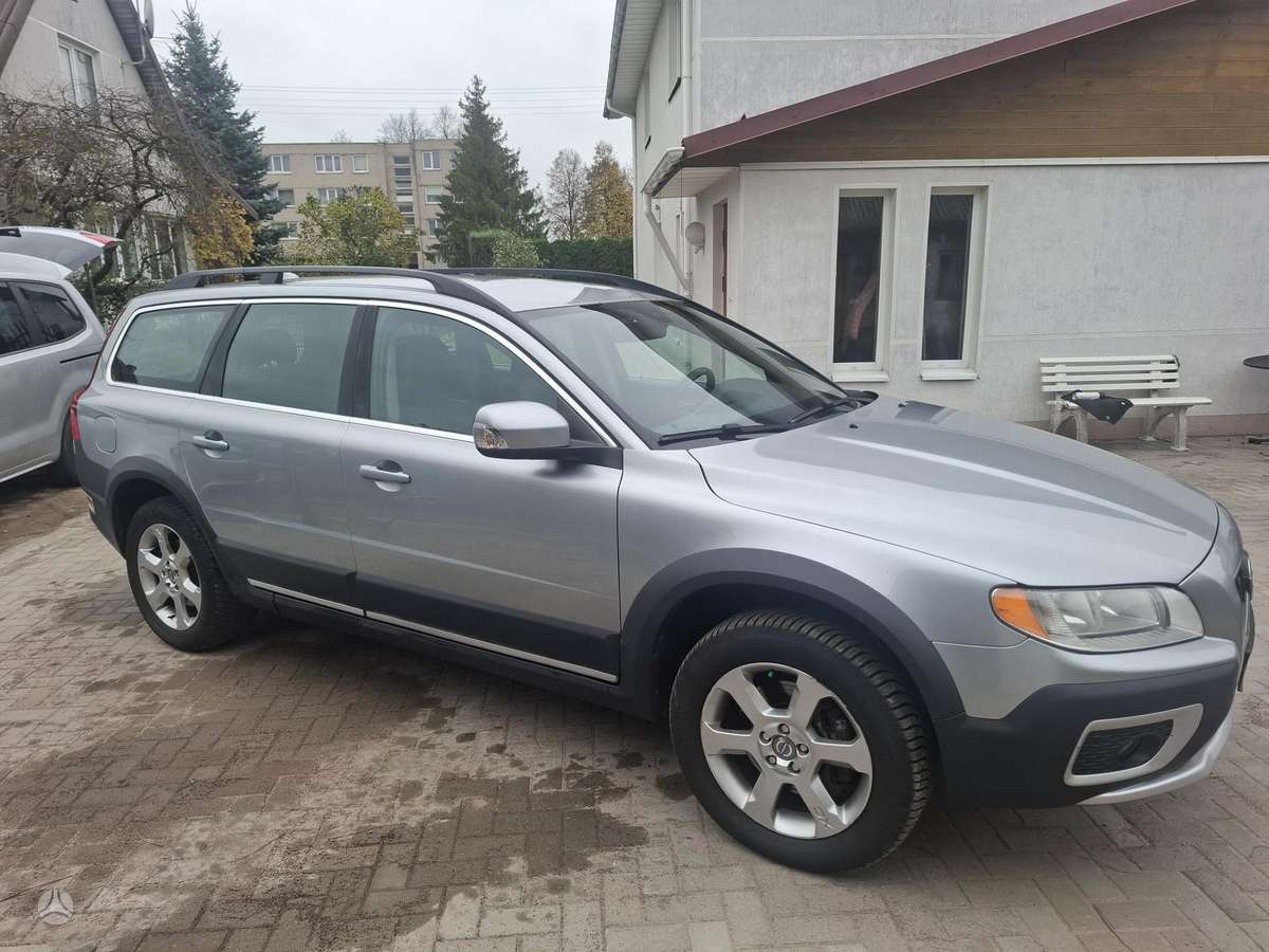 Volvo XC70 2010 — rear view