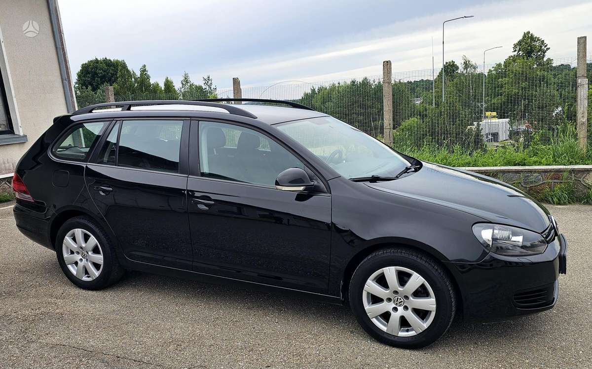Volkswagen Golf 2010 — rear view