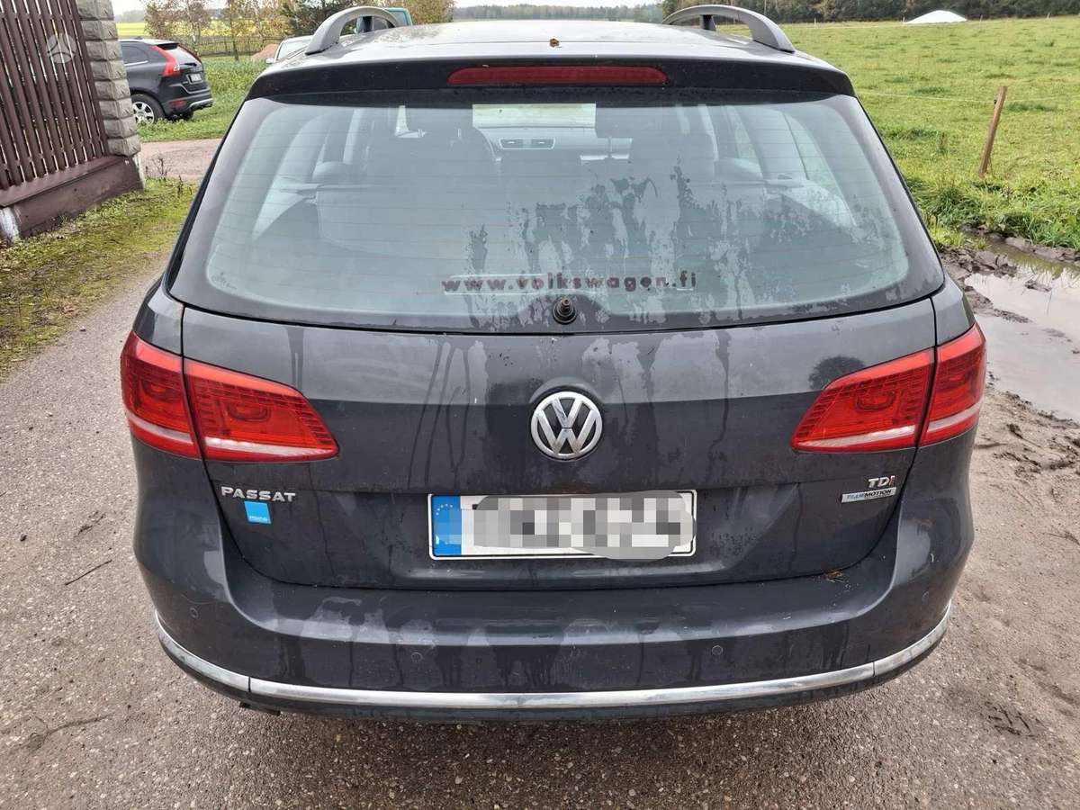 Volkswagen Passat 2012 — interior