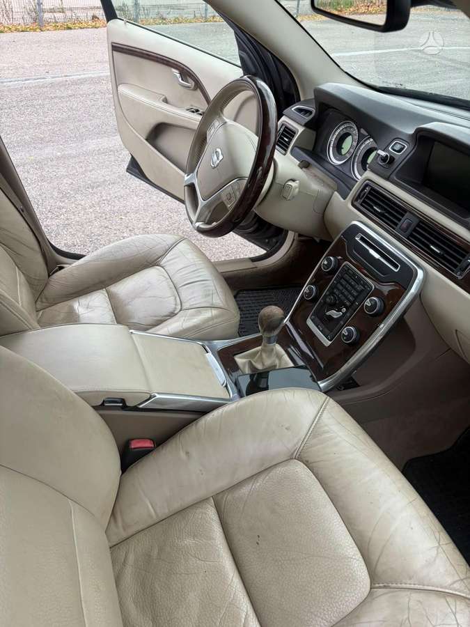 Volvo V70 2012 — photo 14