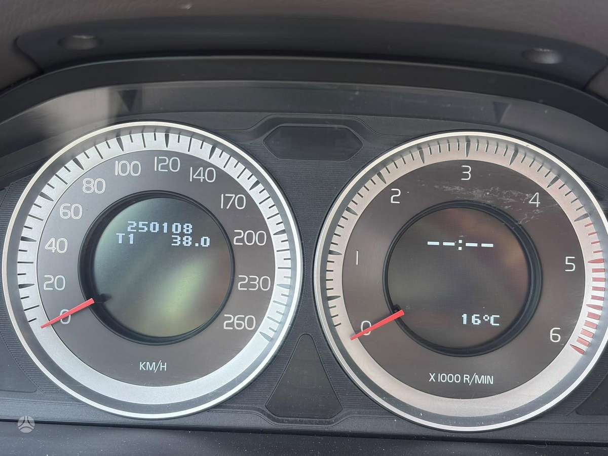 Volvo V70 2012 — photo 16