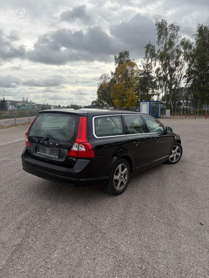 Volvo V70 2012 — rear view