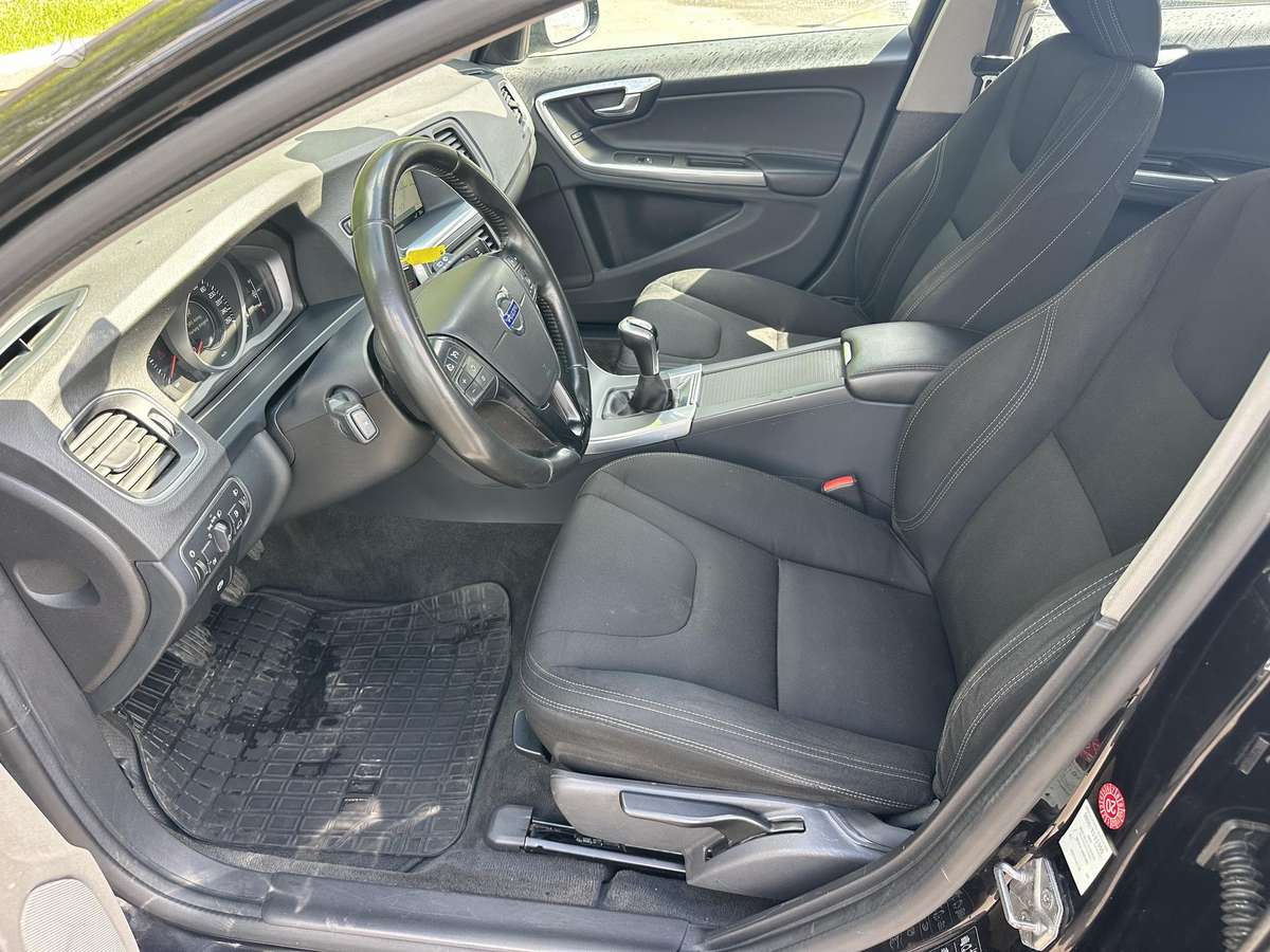 Volvo V60 2015 — photo 10