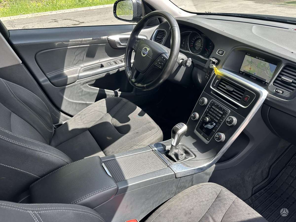 Volvo V60 2015 — photo 11