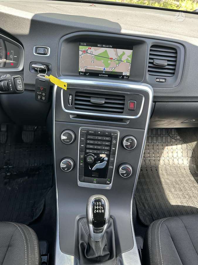 Volvo V60 2015 — photo 12