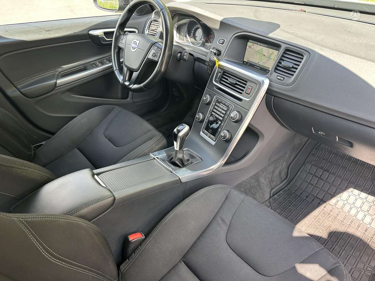Volvo V60 2015 — photo 13
