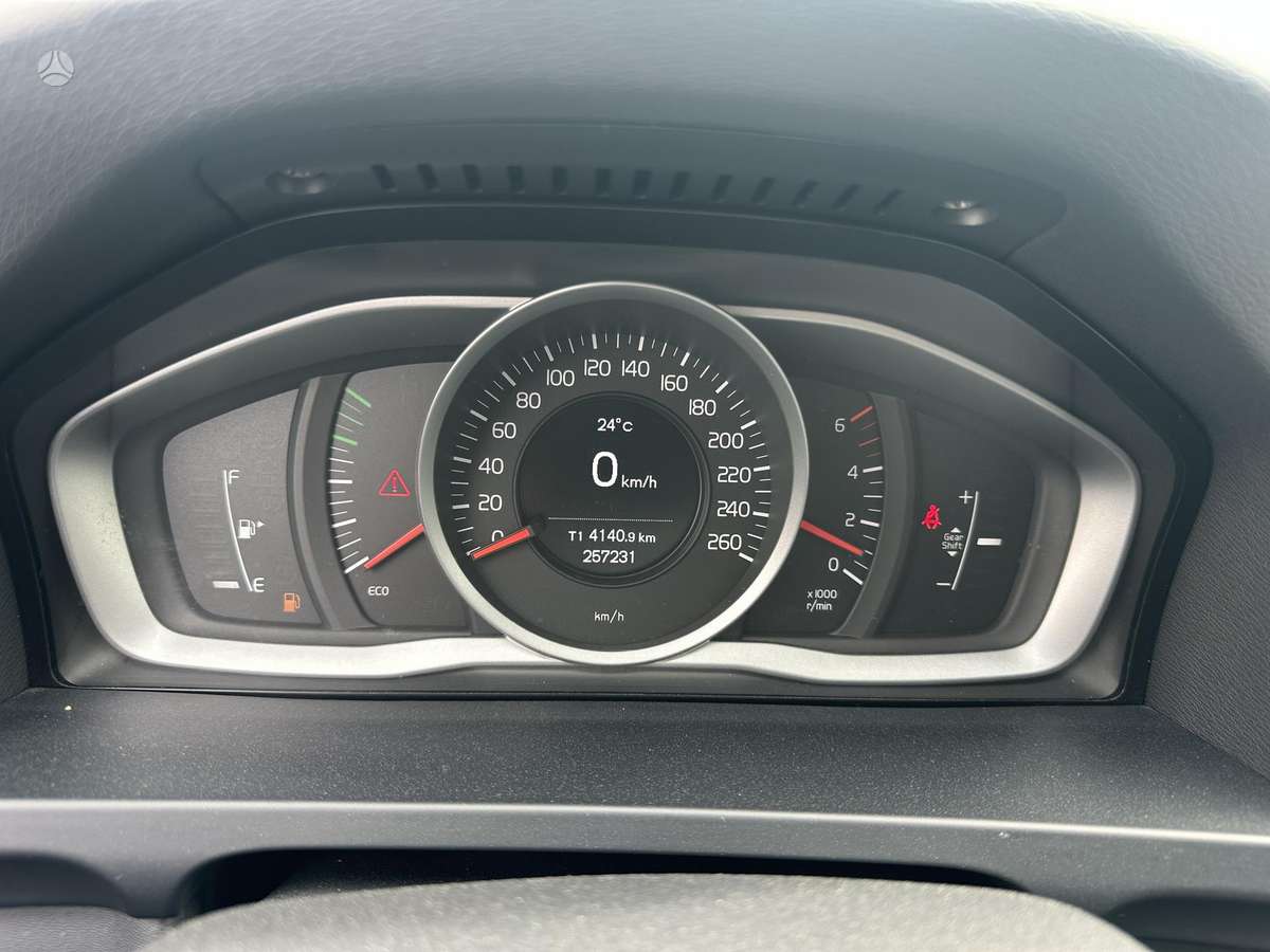 Volvo V60 2015 — photo 15