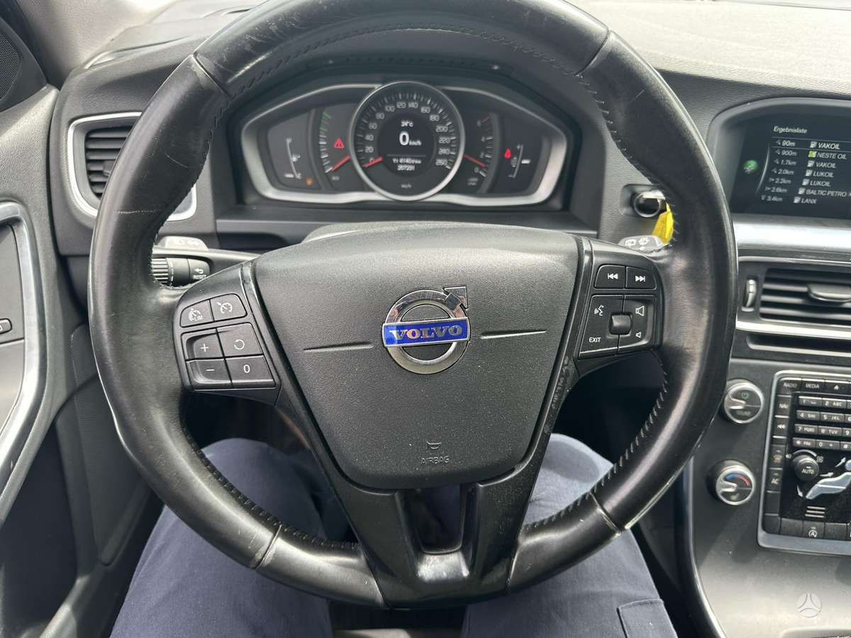 Volvo V60 2015 — photo 16